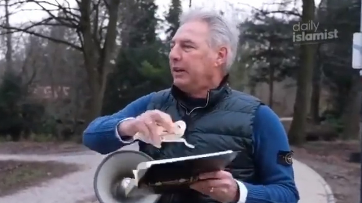 Τουρκία: Διαδηλωτής στην Ολλανδία έσκισε το Κοράνι – Η αντίδραση του τουρκικού ΥΠΕΞ