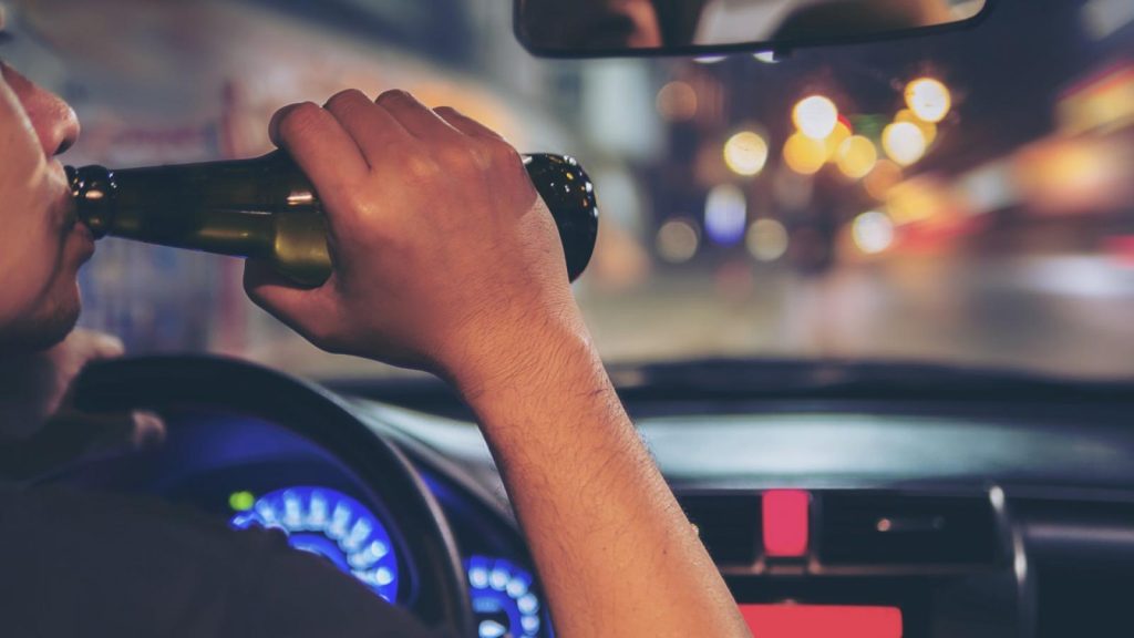 Πήλιο: Μεθυσμένος οδηγός εισέβαλε σε καφενείο με το αυτοκίνητό του