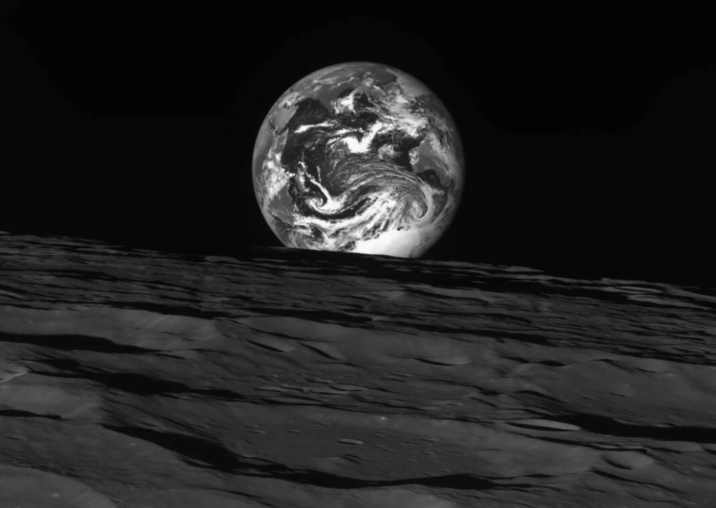 Το νοτιοκορεατικό σκάφος Danuri έστειλε εντυπωσιακές ασπρόμαυρες φωτογραφίες της Γης από τη Σελήνη
