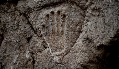 Ιερουσαλήμ: Ένα μυστηριώδες αποτύπωμα χεριού 1.000 ετών ανακαλύφθηκε πάνω σε πέτρα στο τμήμα της Ιερής Πόλης