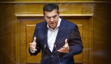 Ο Αλέξης Τσίπρας κατέθεσε πρόταση μομφής κατά της κυβέρνησης στην Βουλή: «Φύγετε για να σωθεί η χώρα»