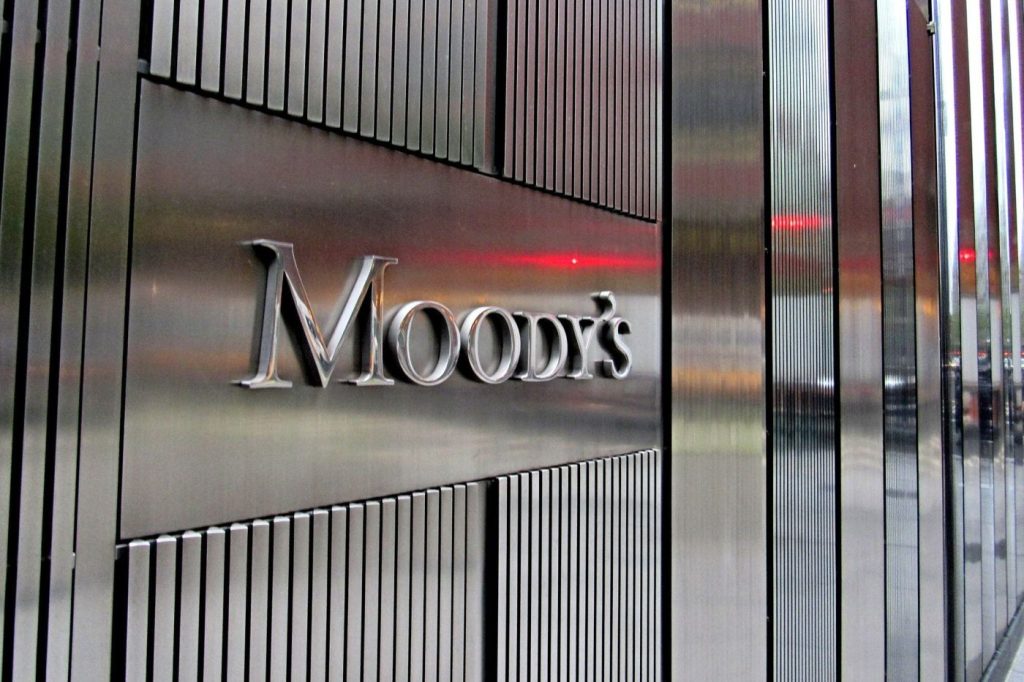 Moody’s: «Η κακή ποιότητα των θεσμών στην Ελλάδα εμπόδιο για το Ταμείο Ανάκαμψης