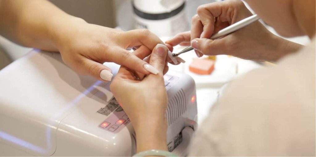 Ημιμόνιμο μανικιούρ: Αυτός είναι ο κίνδυνος από τα «φουρνάκια» νυχιών