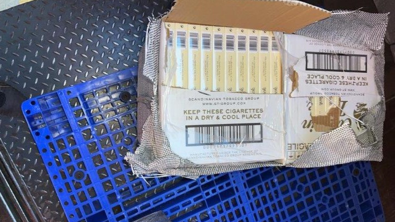 Πειραιάς: Κατασχέθηκαν 24 εκατ. λαθραία τσιγάρα – Ήταν μέσα σε εσώρουχα και συσκευασίες για περιτύλιγμα (φώτο)