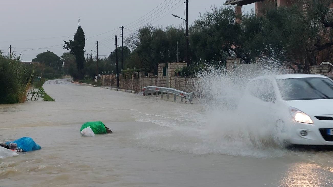 Ζάκυνθος: Χαμός με πλημμύρες και κατολισθήσεις από την βροχόπτωση σε όλο το νησί (βίντεο)