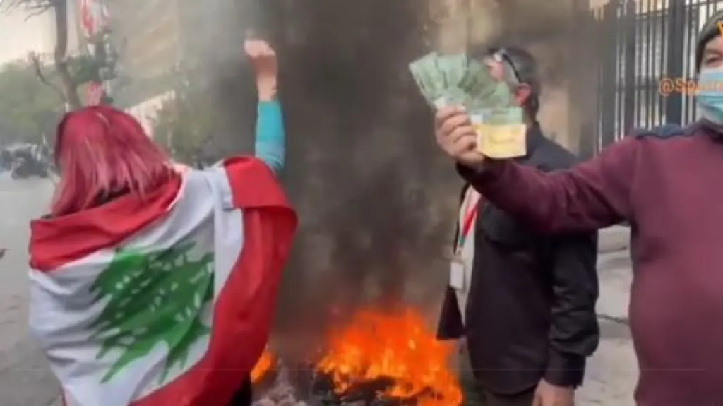 Χάος στον Λίβανο: «Πεινάμε» φωνάζουν οι διαδηλωτές μετά την υποτίμηση του νομίσματος (βίντεο)