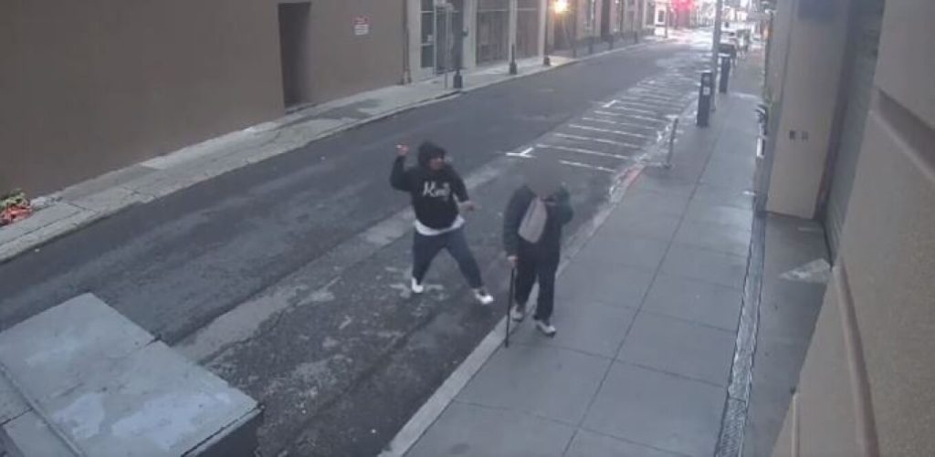 Σαν Φρανσίσκο: Άγνωστος επιτέθηκε σε ηλικιωμένο άνδρα και τον χτύπησε στο κεφάλι στη μέση του δρόμου  (βίντεο)