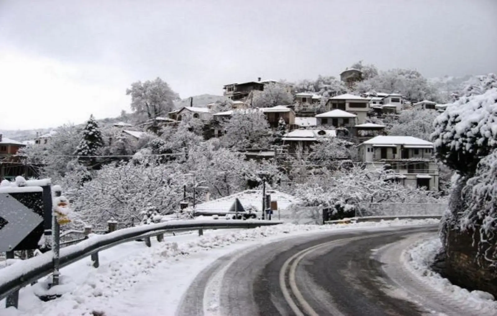 Σφοδρή χιονόπτωση στα Τρίκαλα: Το χιόνι στην Ελάτη έφτασε τους 40 πόντους (βίντεο)