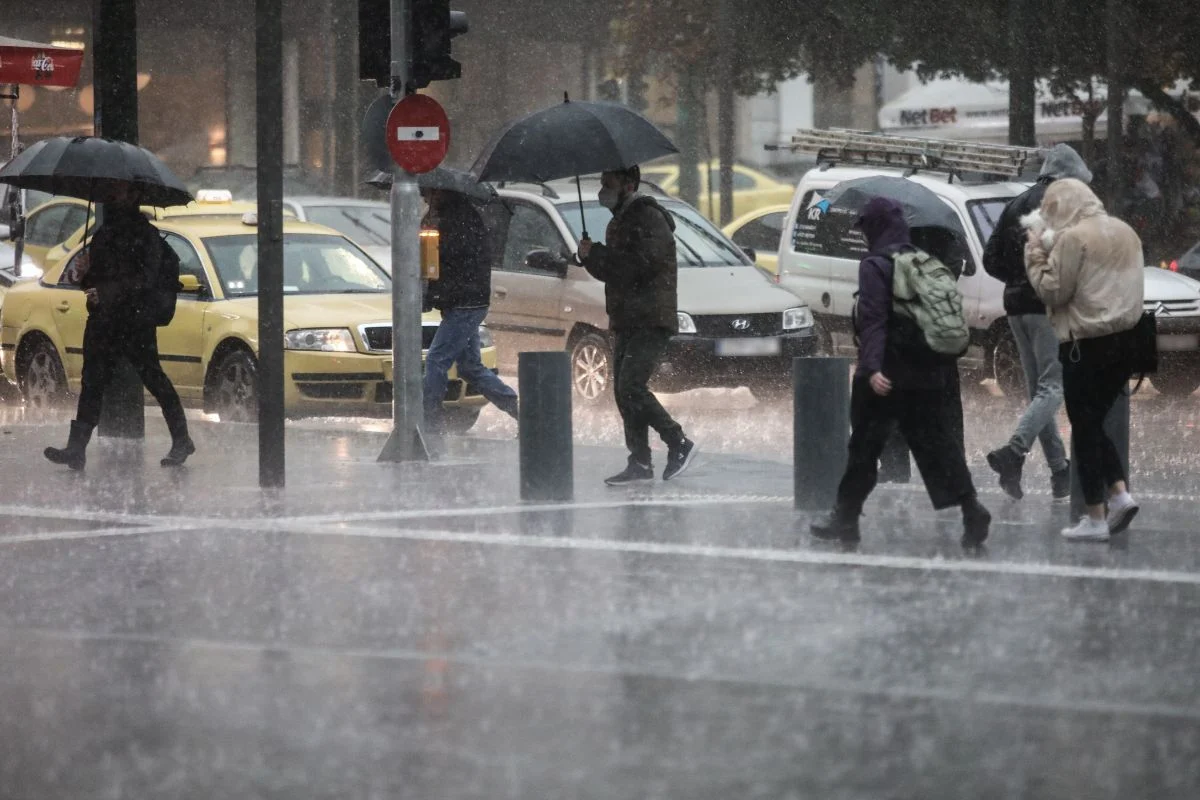 Κακοκαιρία στην Αθήνα: 40 κλήσεις στην Πυροσβεστική για αντλήσεις υδάτων και 11 για απεγκλωβισμό – Έπεσαν δέντρα