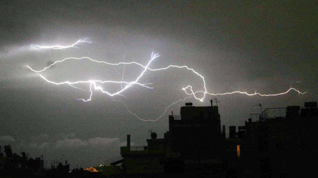 Κακοκαιρία: Η στιγμή που μια αστραπή πέφτει στην Αθήνα (βίντεο)