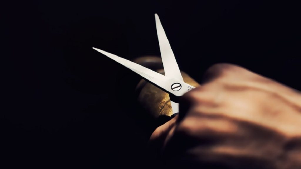 Βόλος: 40χρονη καβγάδισε με τον σύζυγο και τον γιο της και τους τραυμάτισε με ψαλίδι