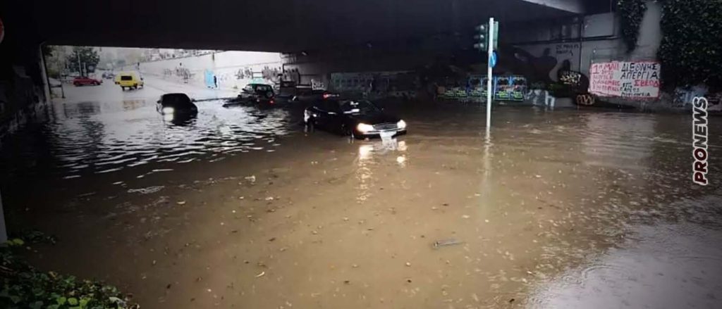Χάος με μία βροχούλα: Εγκλωβίστηκαν ΙΧ κάτω από την γέφυρα της Σπύρου Λούη στο Μαρούσι (φωτό, βίντεο)
