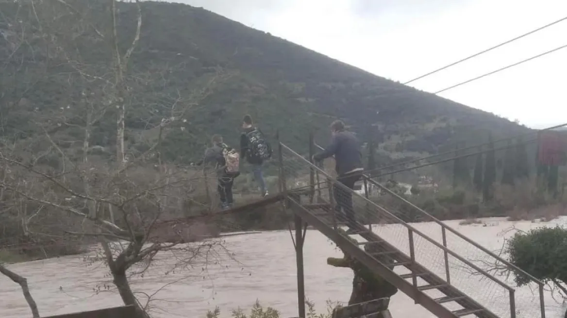 Τριτοκοσμικές εικόνες: Μαθητές διέσχισαν συρμάτινη γέφυρα πάνω από τα ορμητικά νερά του Εύηνου για να επιστρέψουν από το σχολείο