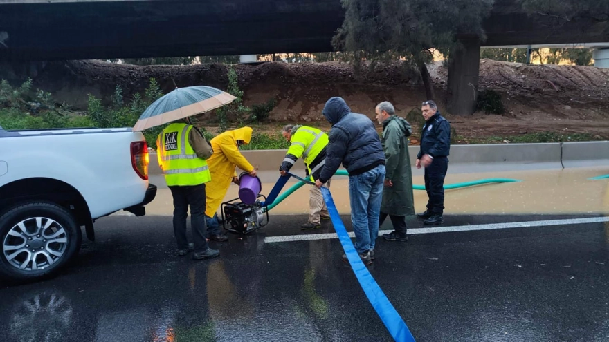 Συνεχίζεται το χάος: Διακοπή κυκλοφορίας στη λεωφόρο Ποσειδώνος – Καθίζηση στη Χαριλάου Τρικούπη – Και όλα με μία καταιγίδα