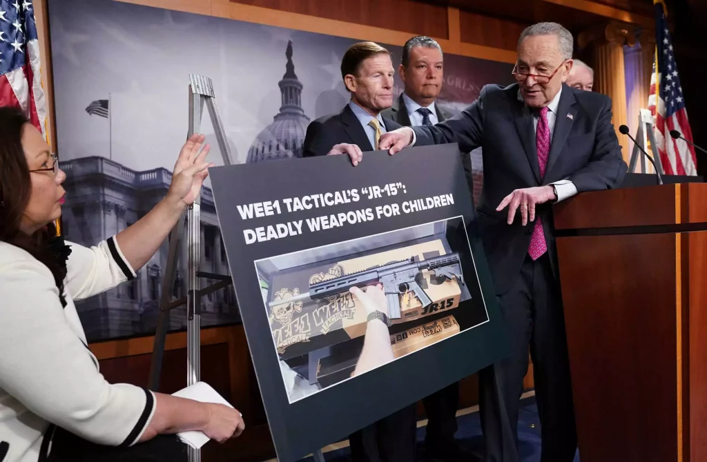 ΗΠΑ: Έφτιαξαν ημιαυτόματο όπλο ειδικά σχεδιασμένο για παιδιά – Οργισμένη αντίδραση από τους Δημοκρατικούς Γερουσιαστές