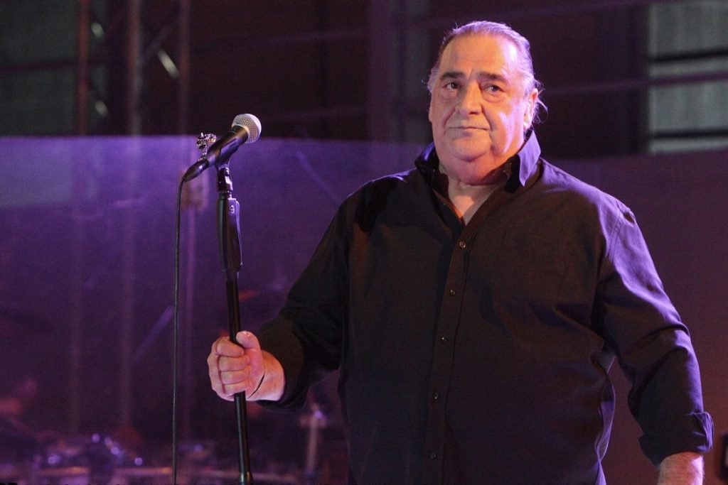 Αγνώριστος ο Βασίλης Καρράς – Οι πρώτες φωτογραφίες μετά την περιπέτεια με την υγεία του