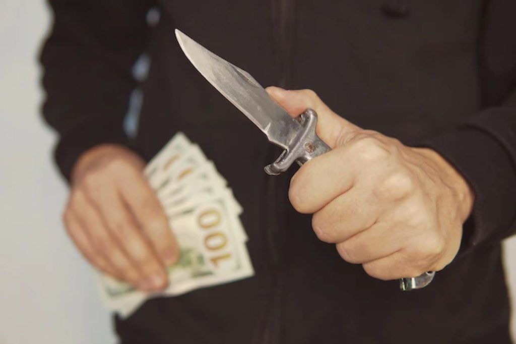 Θεσσαλονίκη: Δύο άτομα εισέβαλλαν σε ψιλικατζίδικο και απείλησαν με μαχαίρι τον υπάλληλο