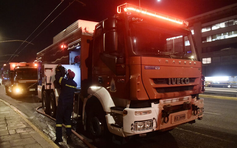 Θεσσαλονίκη: Στις φλόγες τυλίχθηκαν δύο σταθμευμένα αυτοκίνητα στον οικισμό Αγία Σοφία