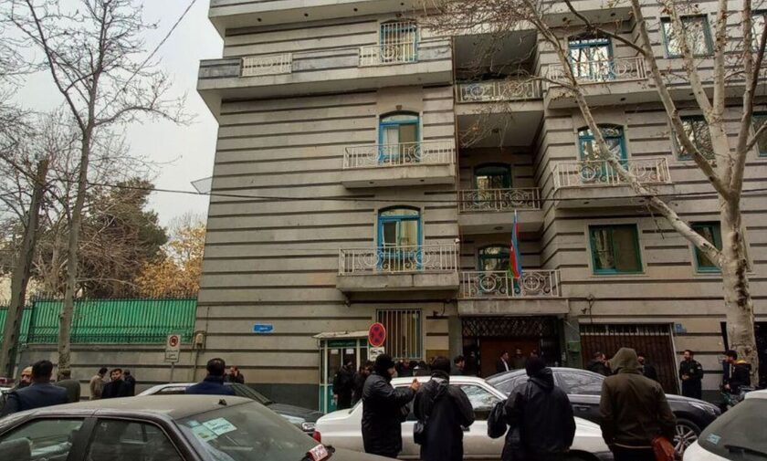 Ιράν: Η στιγμή που ο ένοπλος ανοίγει πυρ στην πρεσβεία του Αζερμπαϊτζάν και σκοτώνει ένα άτομο (βίντεο)