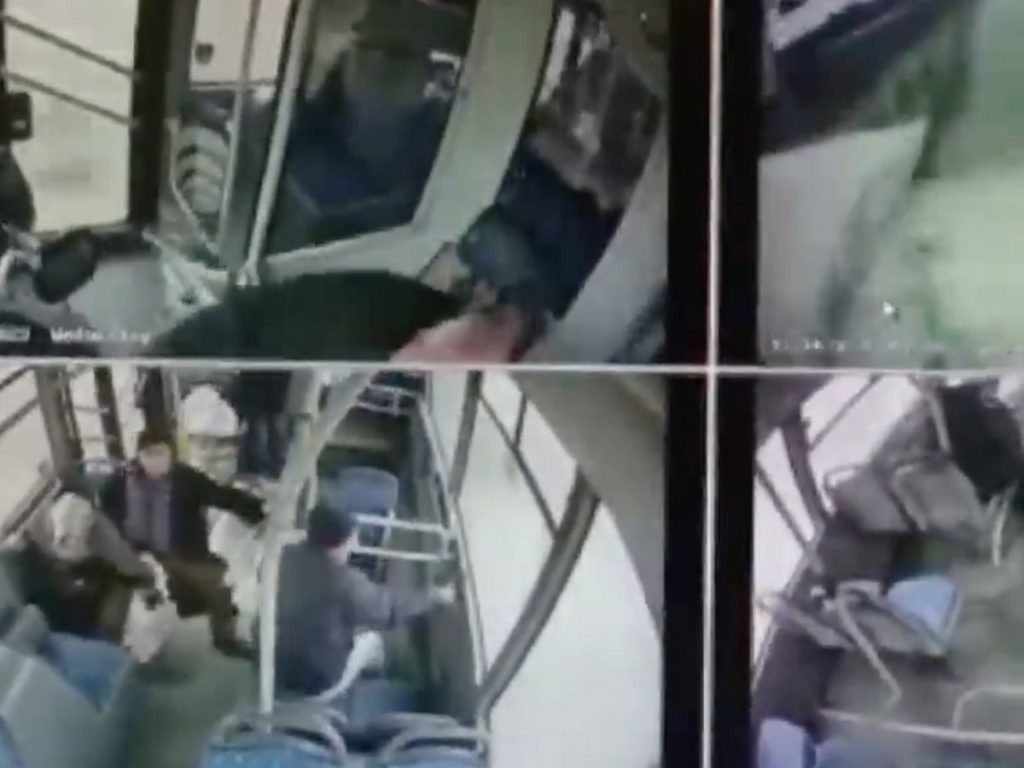 Τουρκία: Λεωφορείο έπεσε σε λίμνη – Σε κατάσταση πανικού οι επιβάτες (βίντεο)