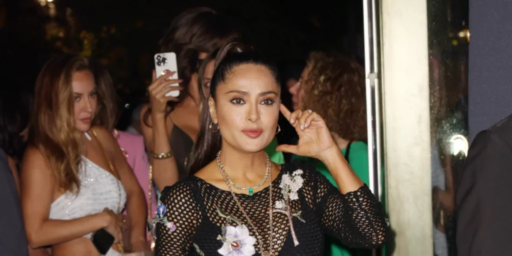 Πιο σέξι από ποτέ η Σάλμα Χάγιεκ: Φόρεσε διχτυωτό φόρεμα και μαύρα εσώρουχα στο κόκκινο χαλί (φωτό)