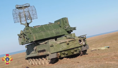 Βίντεο: Ρωσικό SHORAD Tor-M2 βάλλει κατά ουκρανικού Su-24 – Δείτε πώς λειτουργεί το σύστημα