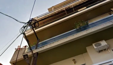 Το Αγρίνιο «έφαγε» την Ξάνθη: Κολώνα ηλεκτροδότησης διαπερνά… δύο μπαλκόνια πολυκατοικίας (φωτο)