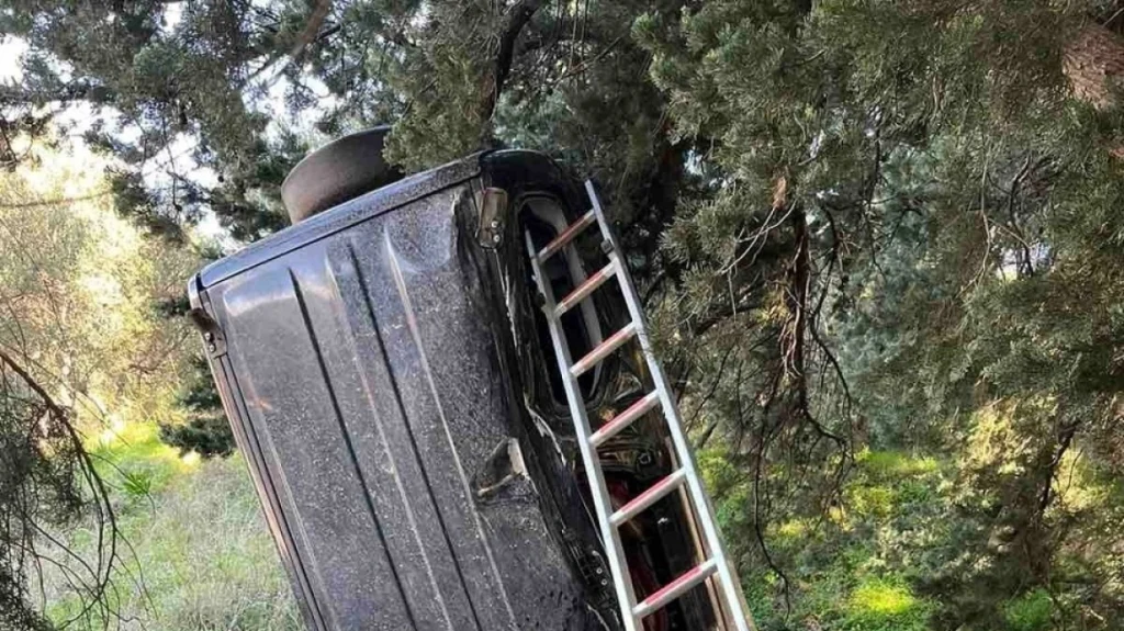 Κρήτη: Αυτοκίνητο βγήκε από την πορεία του… και «κρεμάστηκε» σε δέντρο