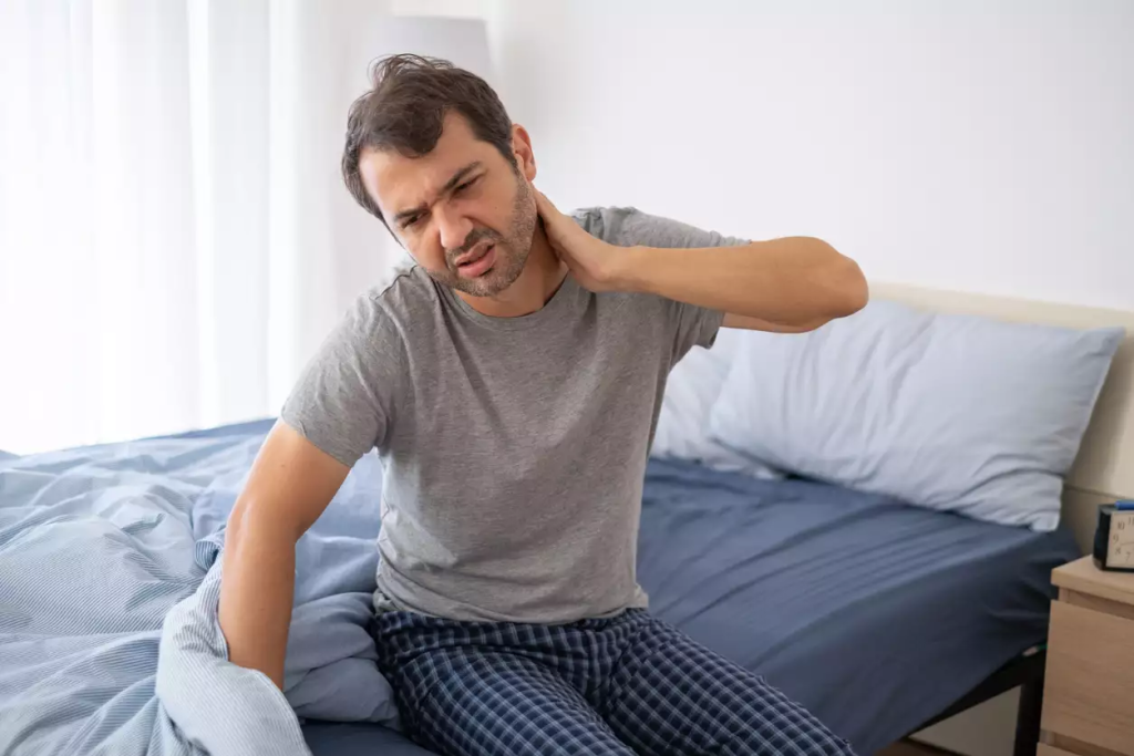 Μήπως ξυπνάτε πιασμένοι; – Οι πιο συνηθισμένοι λόγοι για την πρωινή μυϊκή δυσκαμψία