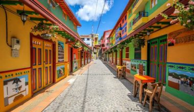Guatapé: Μια χρωματιστή πόλη στην Κολομβία (φωτο)