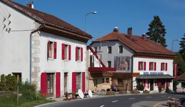 Ξενοδοχείο βρίσκεται πάνω στα σύνορα Γαλλίας-Ελβετίας: Τα μισά δωμάτια σε μια χώρα, τα άλλα μισά σε άλλη (φωτό)