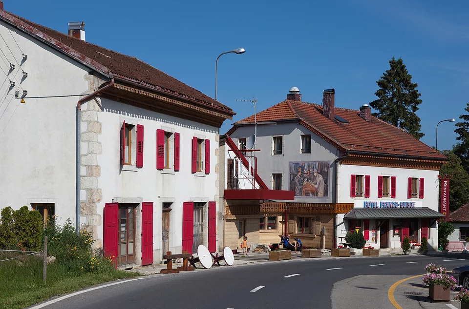 Ξενοδοχείο βρίσκεται πάνω στα σύνορα Γαλλίας-Ελβετίας: Τα μισά δωμάτια σε μια χώρα, τα άλλα μισά σε άλλη (φωτό)