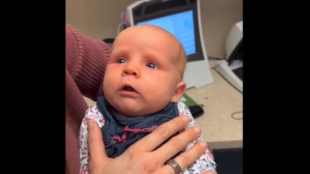 Συγκινητικό: H στιγμή που μωρό ακούει για πρώτη φορά τη φωνή της μαμάς του (βίντεο)