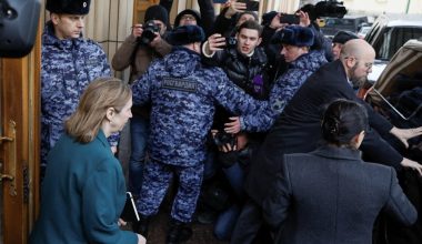 Πρωτόγνωρες εικόνες στη Μόσχα: Εξαγριωμένοι διαδηλωτές  αποδοκίμασαν έντονα  τη νέα πρέσβειρα των ΗΠΑ στην Ρωσία