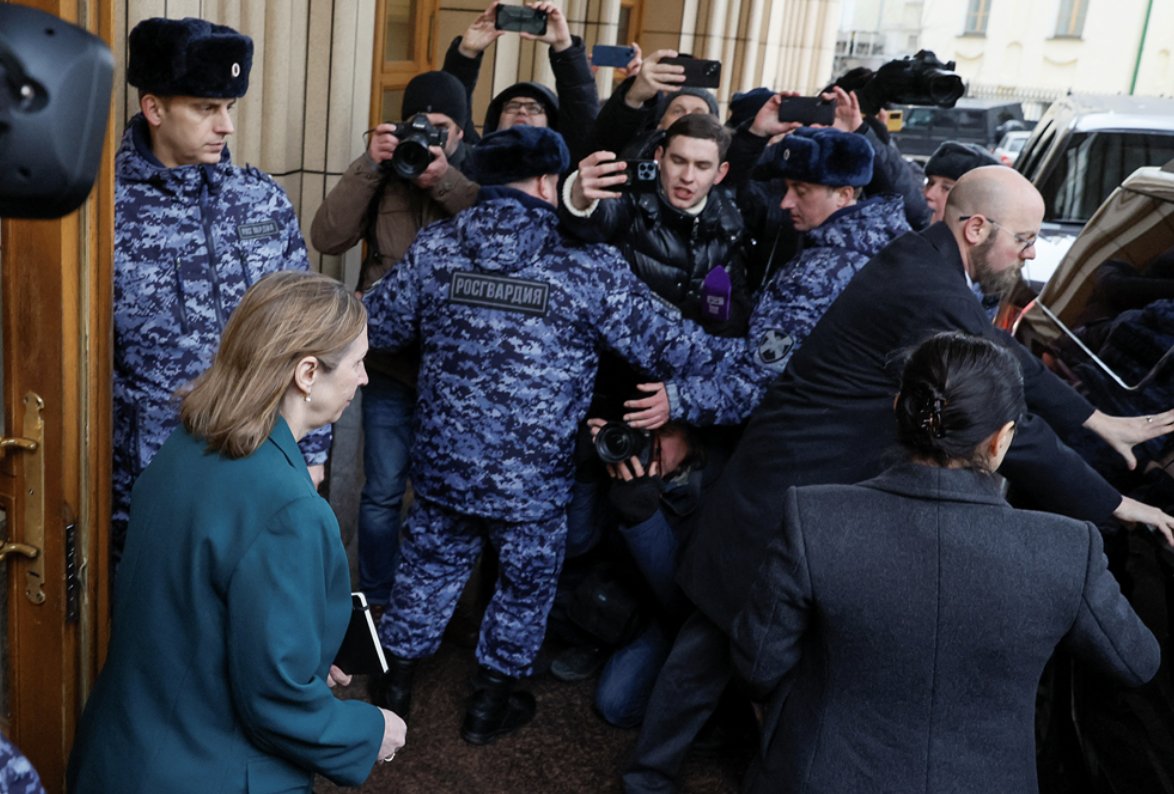 Πρωτόγνωρες εικόνες στη Μόσχα: Εξαγριωμένοι διαδηλωτές  αποδοκίμασαν έντονα  τη νέα πρέσβειρα των ΗΠΑ στην Ρωσία