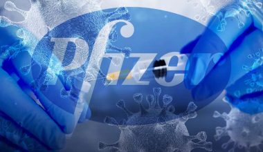 Βίντεο: Στέλεχος της Pfizer μιλά για «άρμεγμα χρημάτων» και εργαστηριακή μετάλλαξη του κορωνοϊού