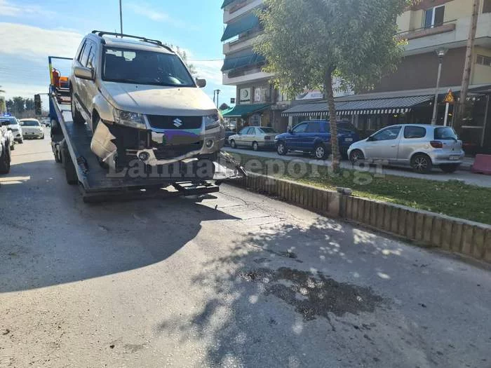 Καραμπόλα τεσσάρων αυτοκινήτων στο κέντρο της Λαμίας (φωτό)