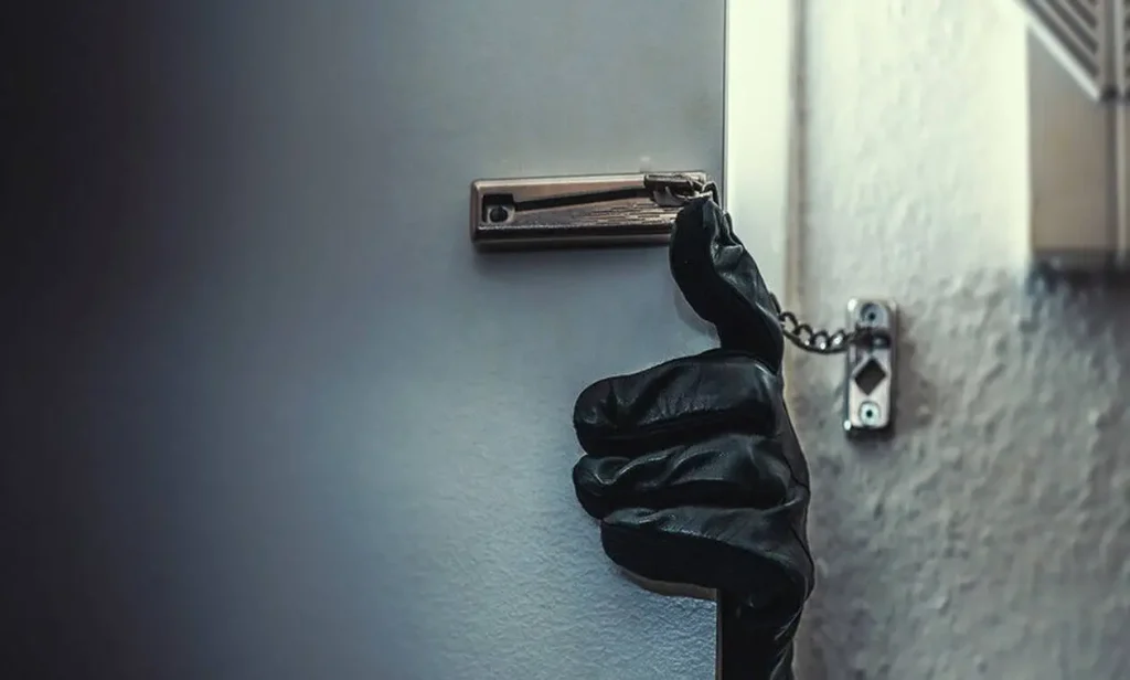 Χαλάνδρι: Ερασιτέχνες διαρρήκτες παραβίασαν σπίτι, πήραν κοσμήματα αλλά ξέχασαν πίσω το όπλο τους