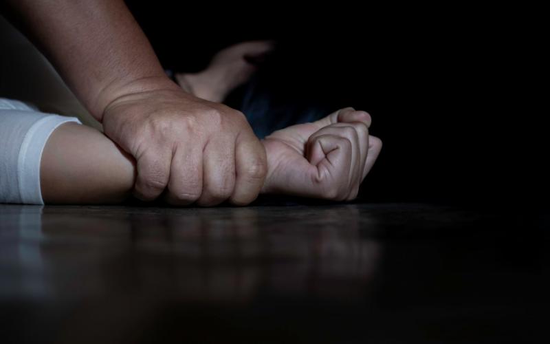 Ρέθυμνο: 19χρονη κατήγγειλε για ομαδικό βιασμό γνωστό τράπερ και δύο συνεργάτες του