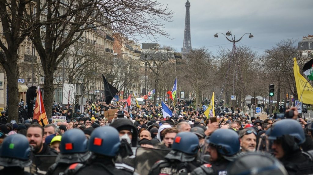 Γαλλία: Διακοπές ρεύματος και προβλήματα σε συγκοινωνίες και σχολεία λόγω των απεργιών