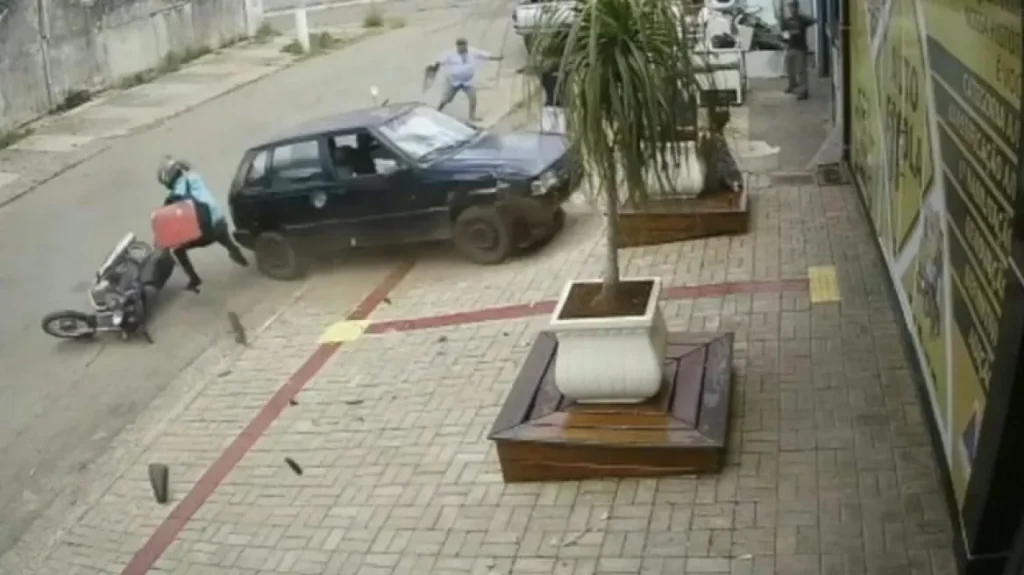 Βραζιλία: H στιγμή που μεθυσμένος οδηγός παρασέρνει και πετάει 5χρονη μέσα σε τζαμαρία (βίντεο)