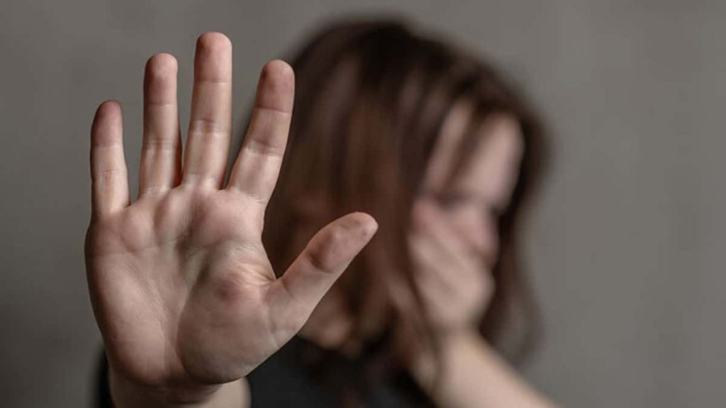 Βόλος: 45χρονος απειλούσε τη γυναίκα του ότι θα την πετάξει από το σπίτι – Η κόρη τους κάλεσε την αστυνομία