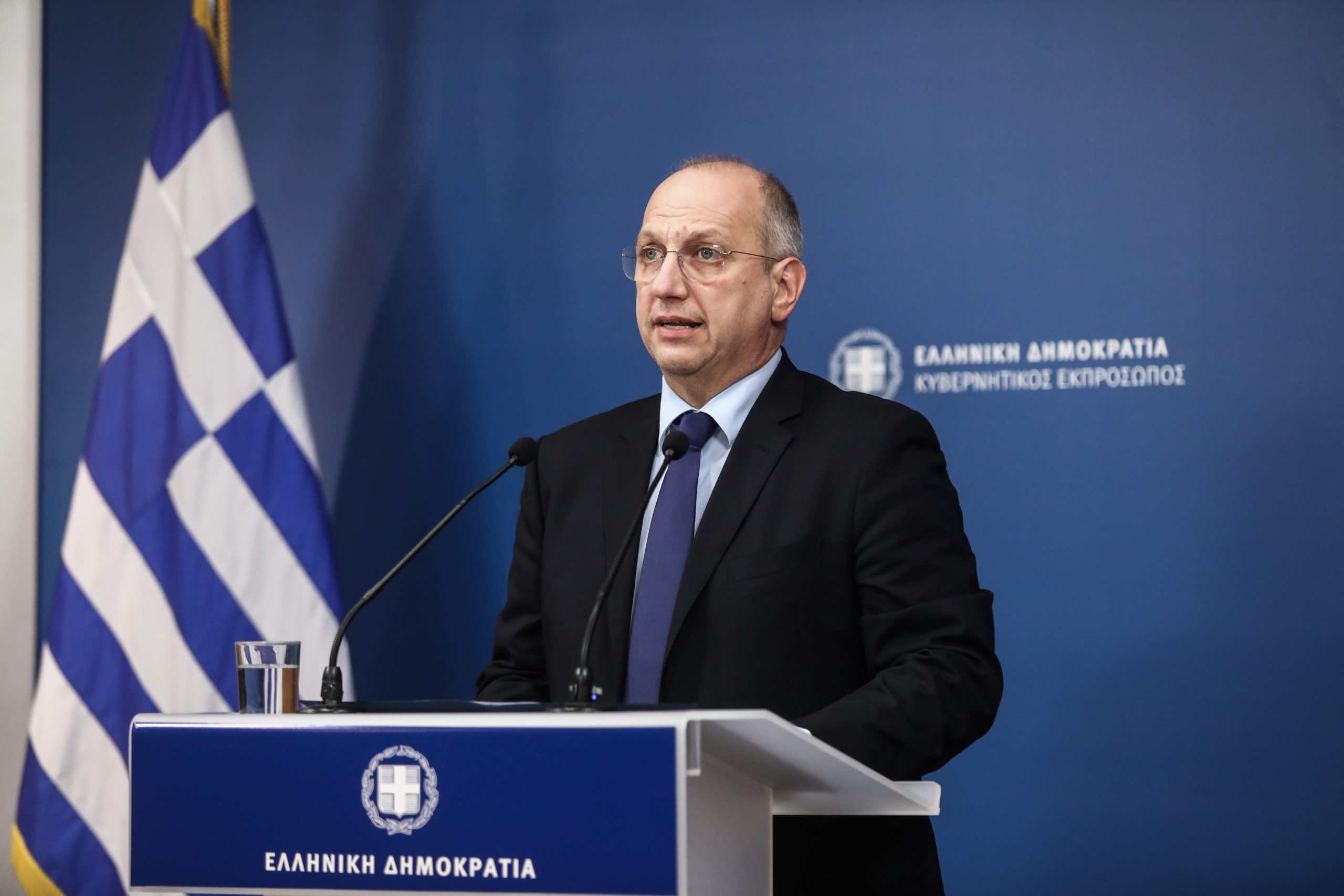 Αμήχανη η κυβέρνηση στην απόσυρση της ΚΟ του ΣΥΡΙΖΑ από την Βουλή: «Ο Α.Τσίπρας έχει γίνει επικίνδυνος» λέει ο Γ.Οικονόμου