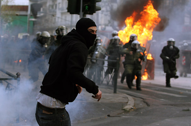 Βόλος: Κουκουλοφόροι εισέβαλαν σε τρία σχολεία και βανδάλισαν τους χώρους