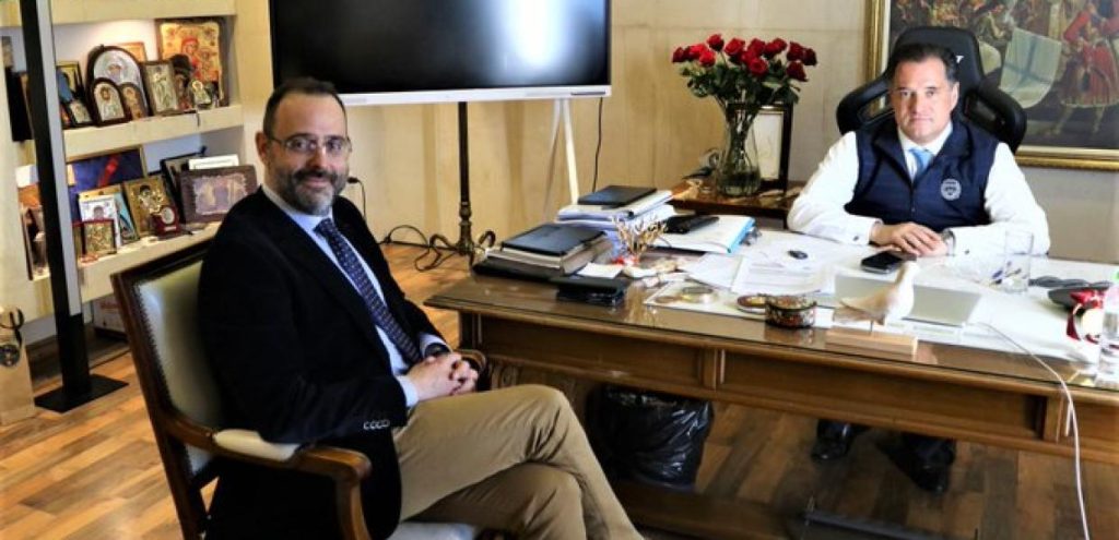 Η συνάντηση του Άδωνι Γεωργιάδη με τον Κώστα Μαραβέγια και η… μαύρη σακούλα που «έριξε» το διαδίκτυο