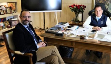 Η συνάντηση του Άδωνι Γεωργιάδη με τον Κώστα Μαραβέγια και η… μαύρη σακούλα που «έριξε» το διαδίκτυο