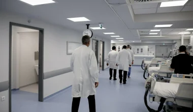 ΠΟΕΔΗΝ: Καταγγέλλει για απολύσεις χιλιάδων εργαζομένων στα νοσοκομεία για να «μπουν» εργολάβοι
