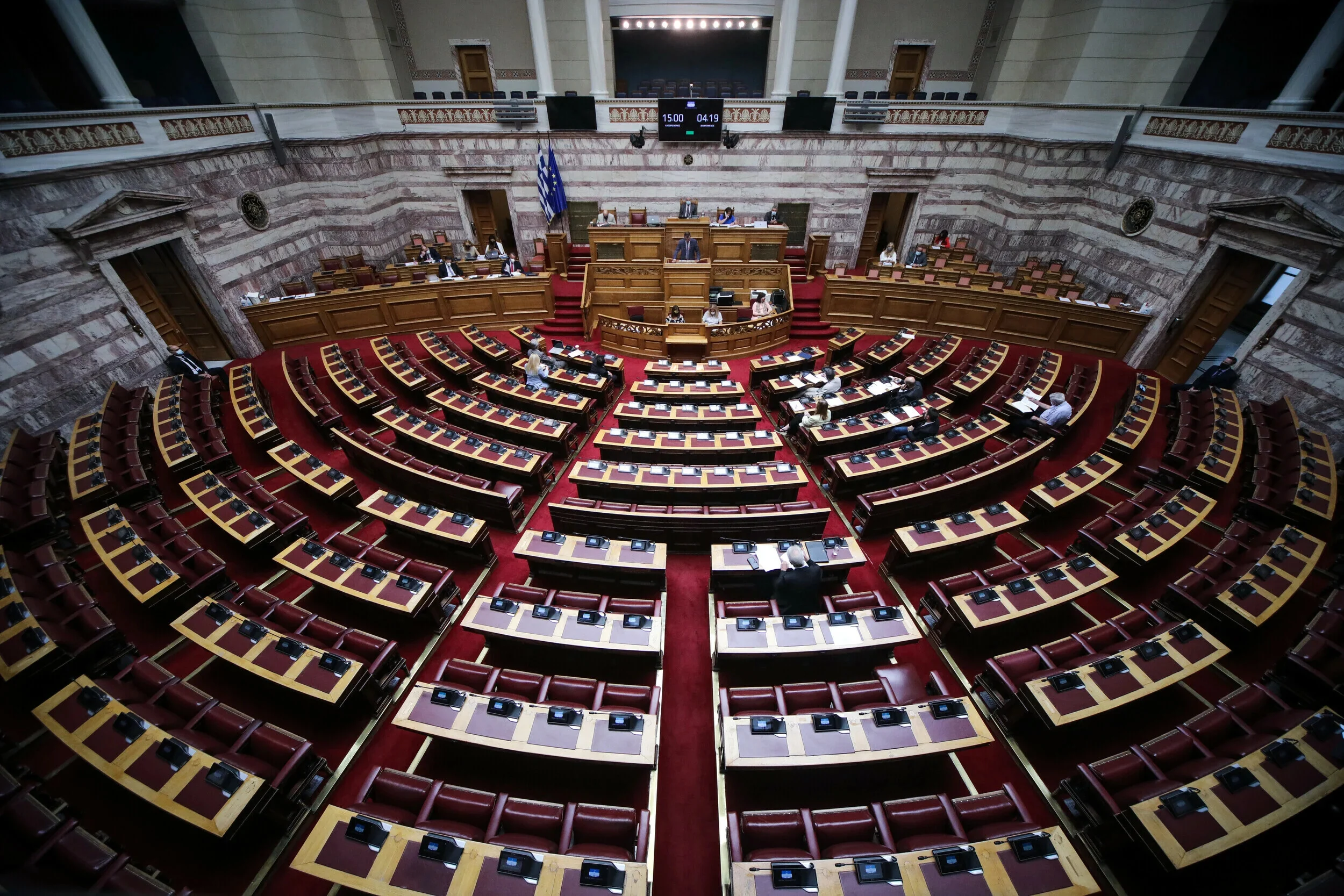Πρόβα συγκυβέρνησης: Με τις ψήφους ΝΔ και Ελληνικής Λύσης ψηφίστηκε η τροπολογία για τους καλλιτέχνες