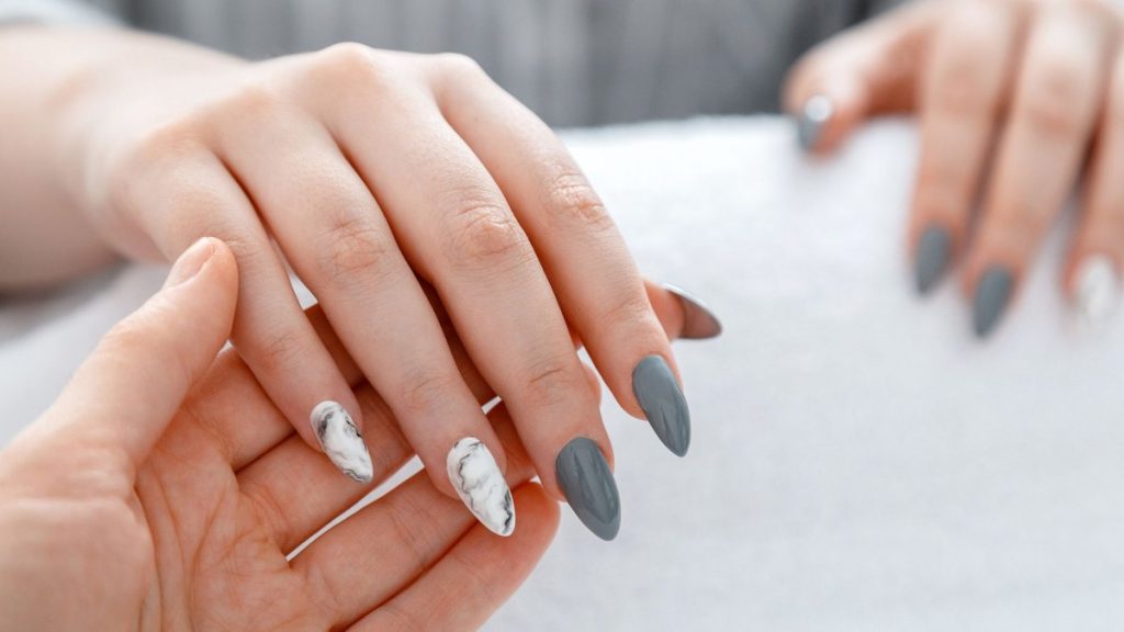 Ημιμόνιμο μανικιούρ: Πόσο ασφαλές είναι τελικά;