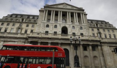 Τράπεζα της Αγγλίας: Αύξηση επιτοκίων στο 4% – «Πρώτες ενδείξεις ότι ο πληθωρισμός έκανε στροφή»